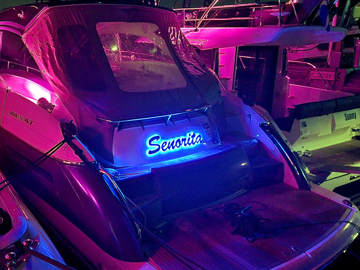 Senorita med belyst namnskylt på natten
